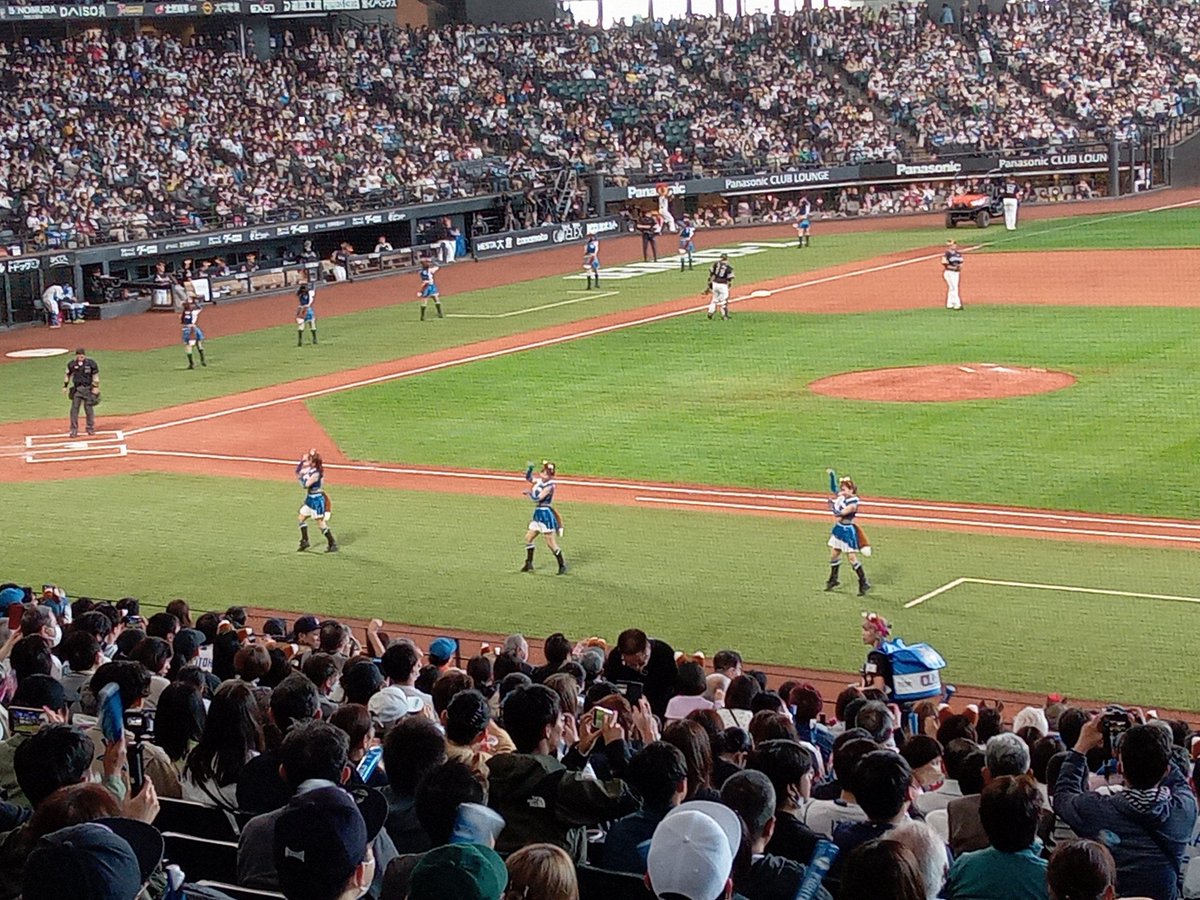 skydeepsky's tweet photo. 初エスコンフィールドで日ハム-ソフトバンク戦⚾
どこから観ても臨場感のあるシート造りになってるのはすごかったー！ https://t.co/Ja994zCGHx