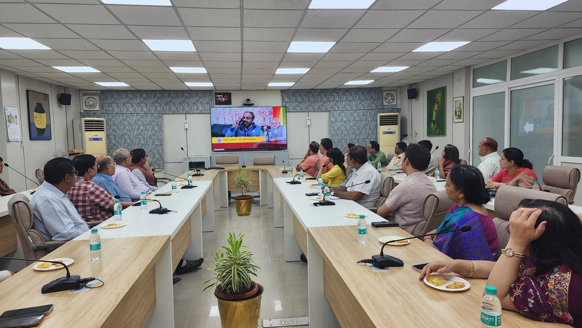 DrRishiKant4334's tweet photo. Feel honoured to watch live #MannkiBaat100Episode with the honorable Vice chancellor @profalokkumar and other faculty members @lkouniv @PMOIndia @narendramodi @anandibenpatel @myogiadityanath @DEPARTMENTOFC10 https://t.co/RPEDcoNfat