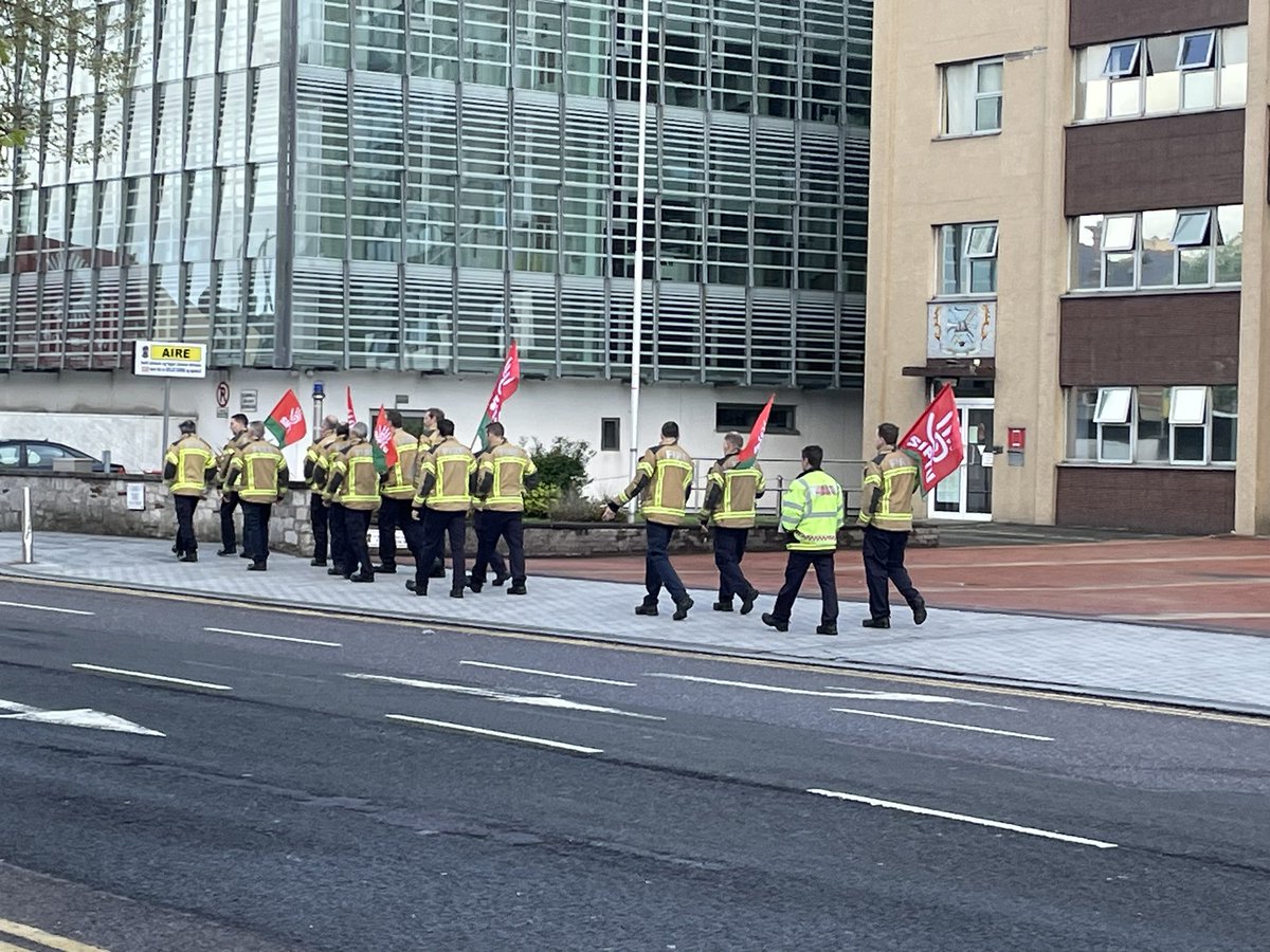 torban69's tweet photo. Firefighters protesting recent staff shortages outside Anglesea Station #Siptu #Cirk https://t.co/GU4veVGiW9