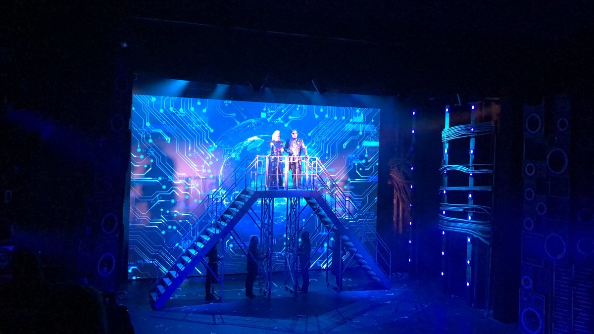 wwryhun's tweet photo. We Will Rock You musical 2023!
PS Produkció a Pesti Magyar Színházban.
A világ leglátványosabb We Will Rock You előadása!
📅Előadások:
2023 augusztus 24-27
https://t.co/eOVAHpmrPl
https://t.co/40lmkDFNKv
#wwryhu #kentaurart
Éljen a rock! 🤘🤘🤘🎸🎹🎸🎸🎹🥁🥁🤘🎭 https://t.co/FtdCOe3qo6