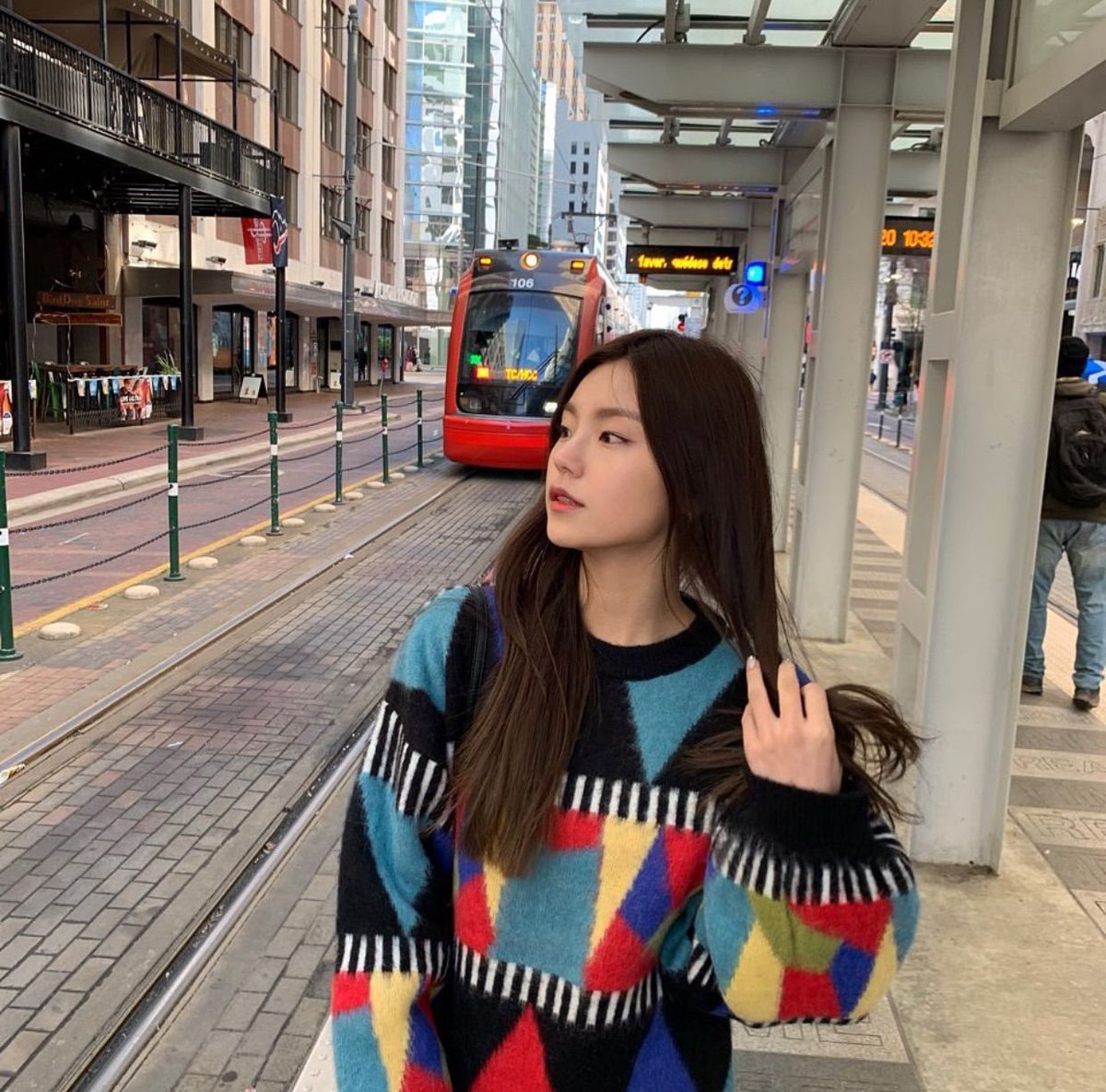 shinfied's tweet photo. YEJI pictures that were taken by RYUJIN

a thread: https://t.co/DE57KvDul9