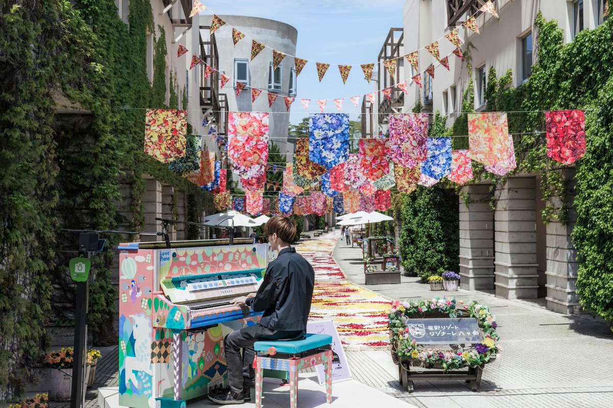 Risonare_y's tweet photo. 「旅するLovePiano」6カ所目のリゾナーレ八ヶ岳では、初日の4月28日にオープニングイベントを実施しました🌷
スペシャルゲストにピアニストよみぃ氏が登場し、開催中のイベントに合わせて「花」をテーマにした楽曲を披露しました💐
5月28日までどなたでも自由に弾いて楽しめます🎹 https://t.co/A4hKamNn0k