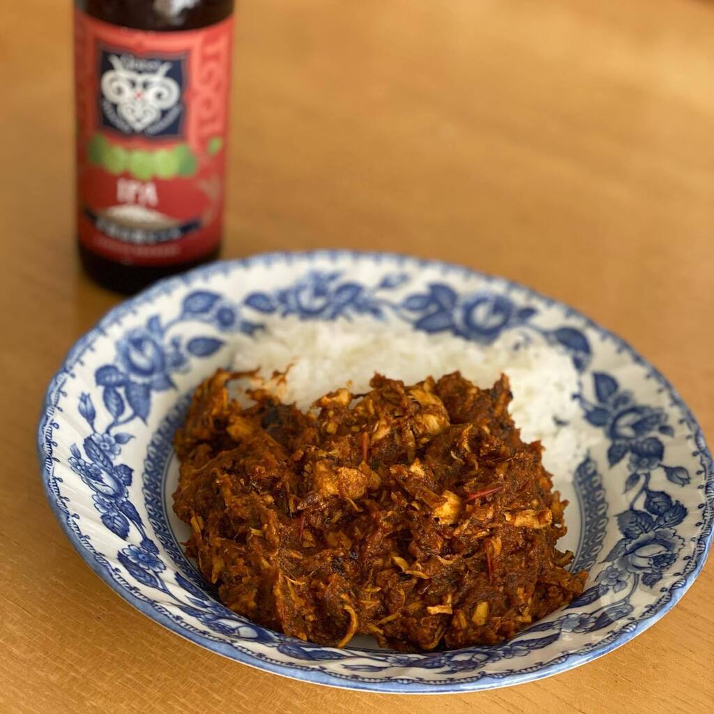 okishu's tweet photo. あまり物でパキスタンカレー風
家にあるスパイスを適当に入れたら大体それっぽいのが出来上がる
で、そんなのとクラフトビールで昼間っから https://t.co/CO6q5Q4Qfq https://t.co/VcAI8cyMrQ