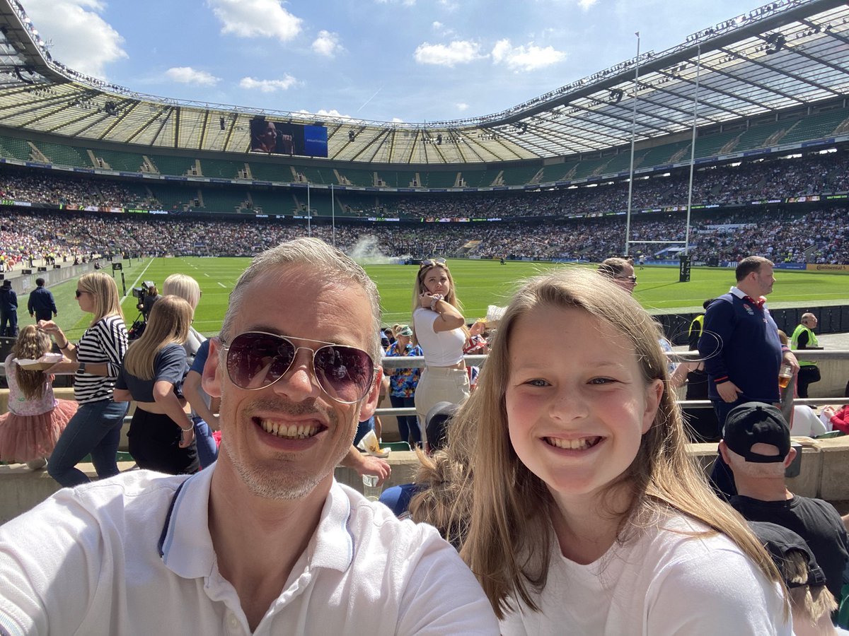 TobyHartley's tweet image. Go England!! Nothing better than a game at Twickenham #redroses