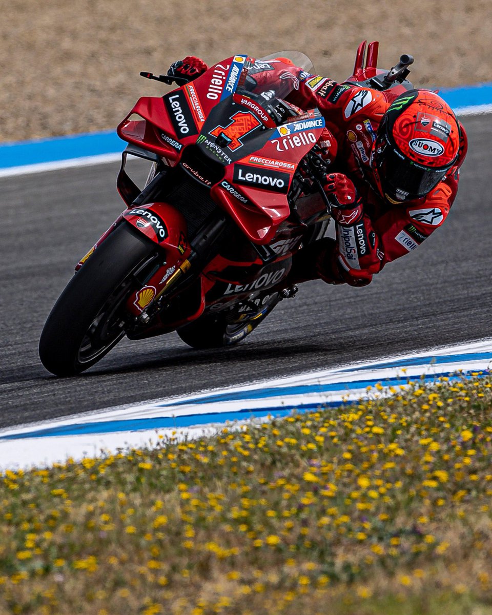 mtgpturkey's tweet photo. 🏁Pecco geri döndü!
🏁Yarışın başında Martin, ortasında Miller ile boğuşan Bagnaia son bölümde Binder’ı geçerek Jerez’i kazanıyor.
🏁Binder bütün yarışı lider götürürken son turda Bagnaia’ya geçilerek dubleyi son turda kaybetti. https://t.co/Mpm2hezK7h