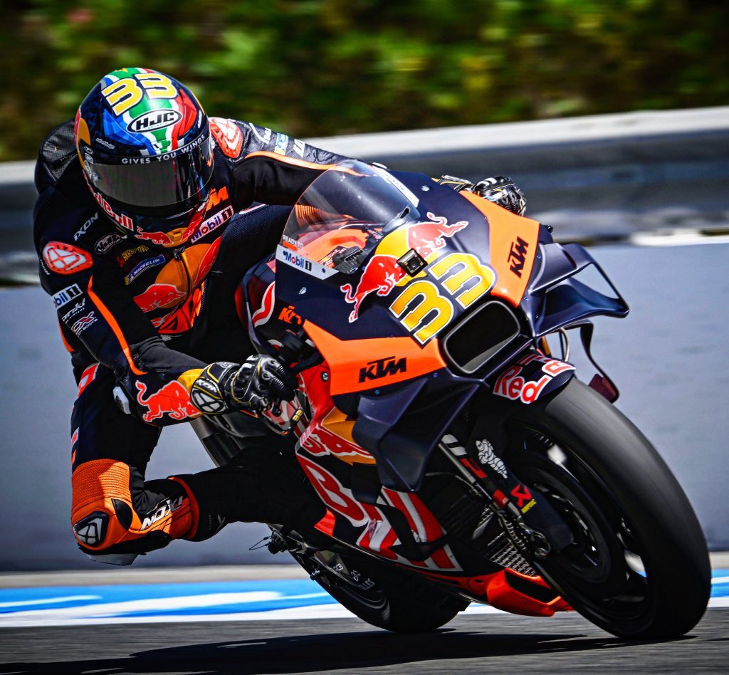 mtgpturkey's tweet photo. 🏁Pecco geri döndü!
🏁Yarışın başında Martin, ortasında Miller ile boğuşan Bagnaia son bölümde Binder’ı geçerek Jerez’i kazanıyor.
🏁Binder bütün yarışı lider götürürken son turda Bagnaia’ya geçilerek dubleyi son turda kaybetti. https://t.co/Mpm2hezK7h