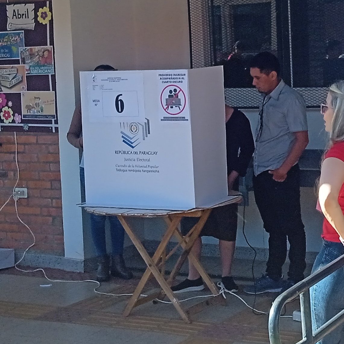 EnLatitud25's tweet photo. 🇵🇾🗳️ ELECCIONES 2023 |

📢 Impresionante cantidad de denuncias en redes sociales sobre dos o más personas frente a las máquinas de votación, en el 'cuarto oscuro'.

🗣️ Las denuncias de presunta inducción al voto (delito electoral), bajo la excusa del 'voto asistido', pululan.

#EleccionesPy2023 #PyVota #ParaguayElige
#L25