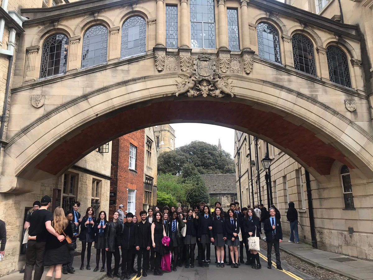 ChiswickSchool's tweet photo. @chiswickschool are so excited to be singing at @SomervilleOx today. A great experience for everyone; making happy memories for life. #AmbitiousAndProud Thank you @PrincipalSomOx https://t.co/7yva8zKVXO