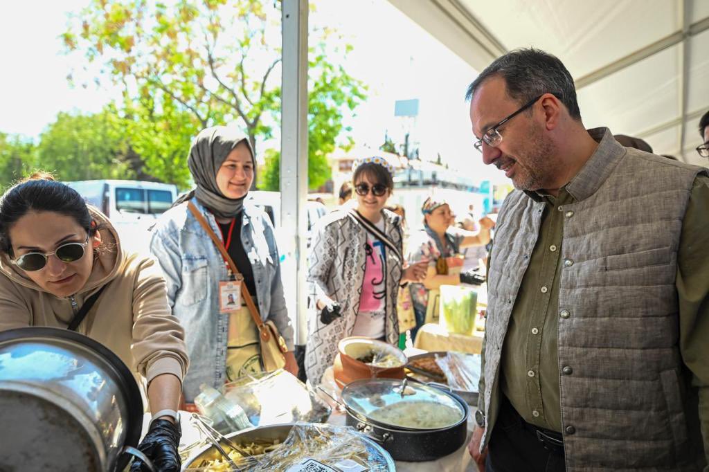 kasapoglu's tweet photo. Alaçatı Ot Festivali'nde yeşile doyduk.🌿 https://t.co/jobaZNPtdm