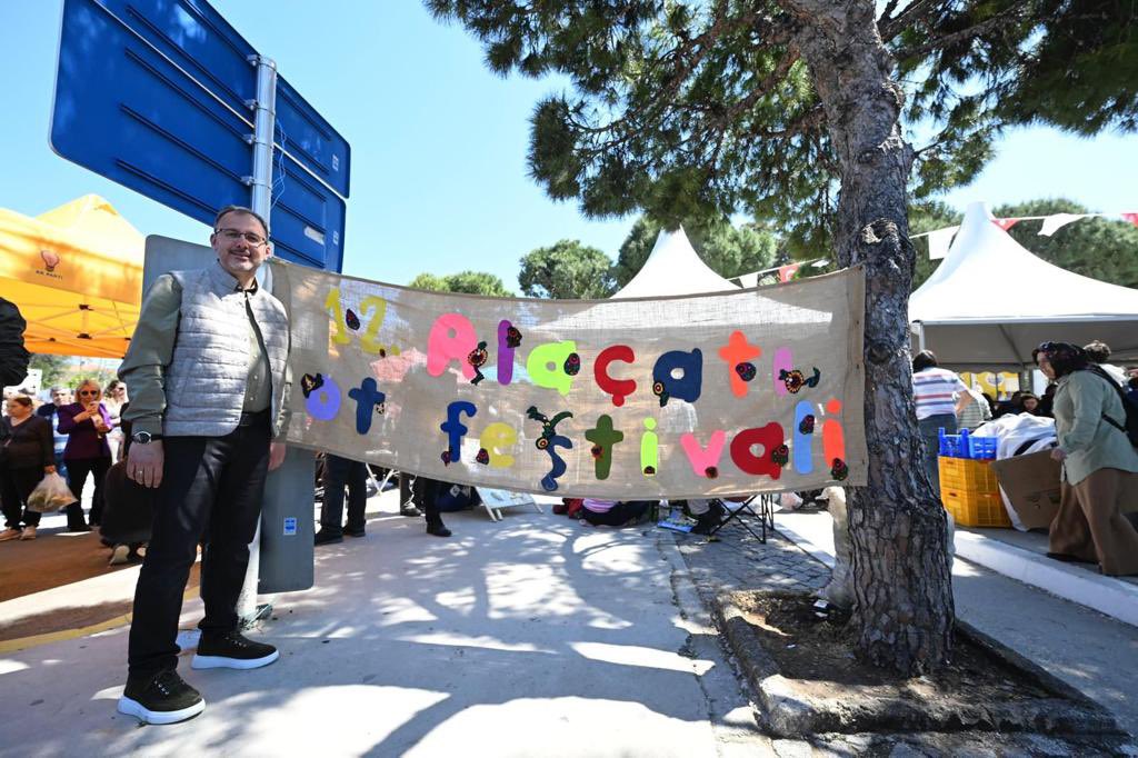 kasapoglu's tweet photo. Alaçatı Ot Festivali'nde yeşile doyduk.🌿 https://t.co/jobaZNPtdm