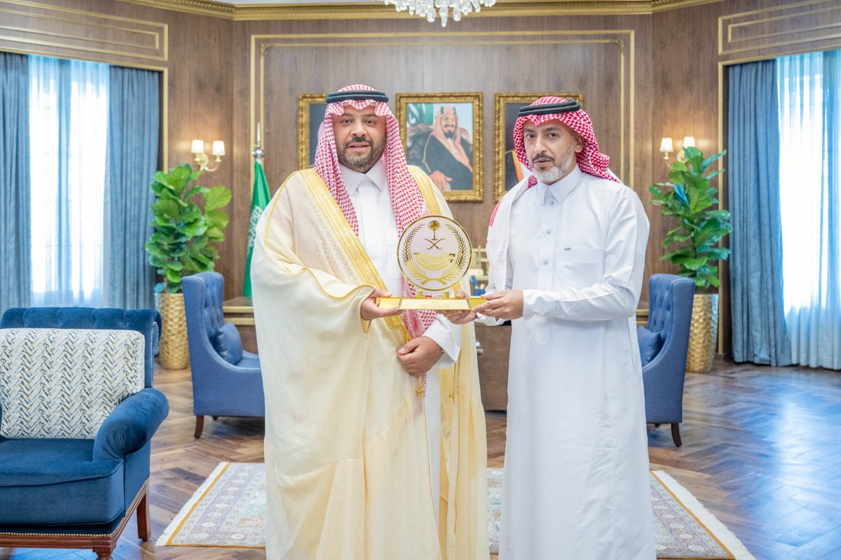 banadol55's tweet photo. أكرمني صاحب السمو الملكي الأمير
#فيصل_بن_خالد_بن_سلطان 
@fksalsaud
#امير_منطقة_الحدود_الشمالية
بتكريمه لي هذا اليوم بمناسبة حصولي على لقب برنامج #كفو  2023

وأسعدني سموه بحديثه وك��مات الثناء والتي أعتبرها وسام على صدري 🙏
#بنادول https://t.co/Ut1KLrA636