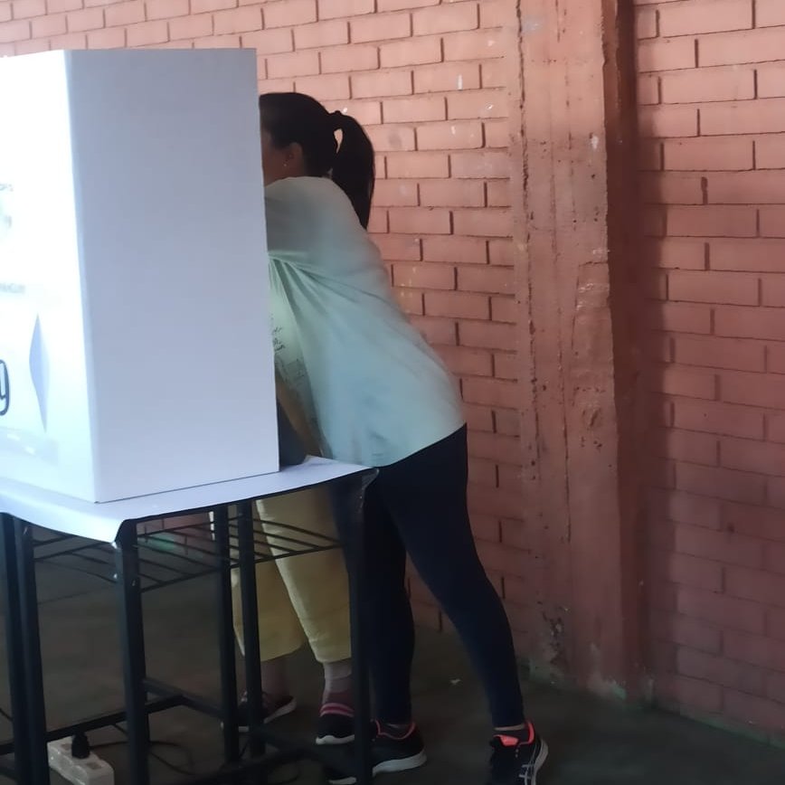 EnLatitud25's tweet photo. 🇵🇾🗳️ ELECCIONES 2023 |

📢 Impresionante cantidad de denuncias en redes sociales sobre dos o más personas frente a las máquinas de votación, en el 'cuarto oscuro'.

🗣️ Las denuncias de presunta inducción al voto (delito electoral), bajo la excusa del 'voto asistido', pululan.

#EleccionesPy2023 #PyVota #ParaguayElige
#L25
