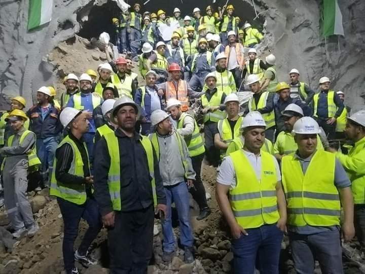 KoubaReda's tweet photo. 🟢سواعد جزائرية 100 بالمائة 🏗🏗🇩🇿🇩🇿🇩🇿🇩🇿🇩🇿
عمال شركة كوسيدار والشركة الجزائرية للطرق السيارة ينجحون صباح اليوم في إتمام عملية الحفر وفتح الج��ة الجنوبية على الشمالية في الأنبوب الأيسر لمشروع نفق جبل الوحش. https://t.co/S1Aw3BuwjV
