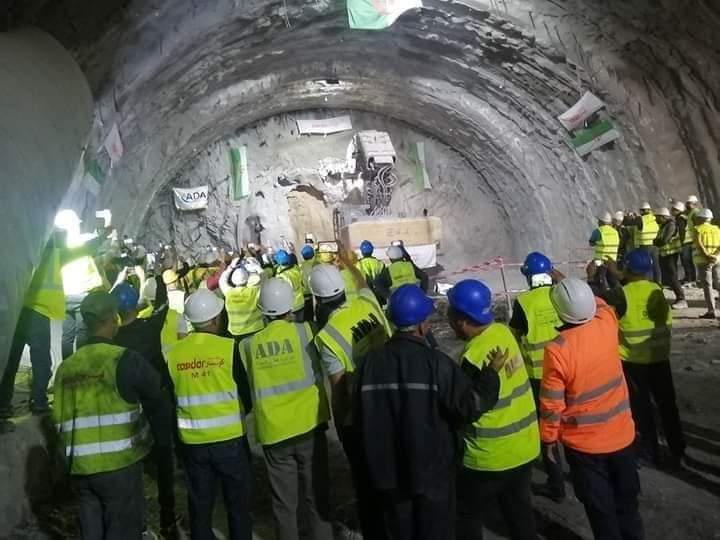 KoubaReda's tweet photo. 🟢سواعد جزائرية 100 بالمائة 🏗🏗🇩🇿🇩🇿🇩🇿🇩🇿🇩🇿
عمال شركة كوسيدار والشركة الجزائرية للطرق السيارة ينجحون صباح اليوم في إتمام عملية الحفر وفتح الج��ة الجنوبية على الشمالية في الأنبوب الأيسر لمشروع نفق جبل الوحش. https://t.co/S1Aw3BuwjV