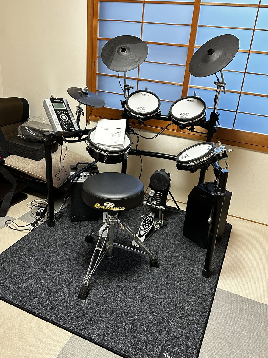 sr_raionmaru's tweet image. 息子が職場のバンド部に入部。10年ぶりに設置した電子ドラム。
古すぎてメーカーサポート終了だったけどネットで調べながら整備したらちゃんと復活した🥁
便利な世の中だ❣️
YouTube見ながら私も始めてみようかなぁ♪なーんてな🤣
#電子ドラム 
#rolland 
#td9kx