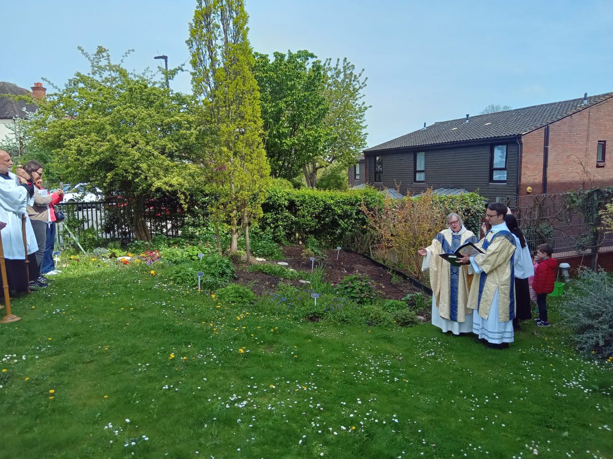Blessing our Biodiveristy garden today.
The children made bug houses.  Come and take a look.  🐝🦋
@allsaints_org 
@churchofengland 
@SouthwarkCofE 
@lovewestdulwich