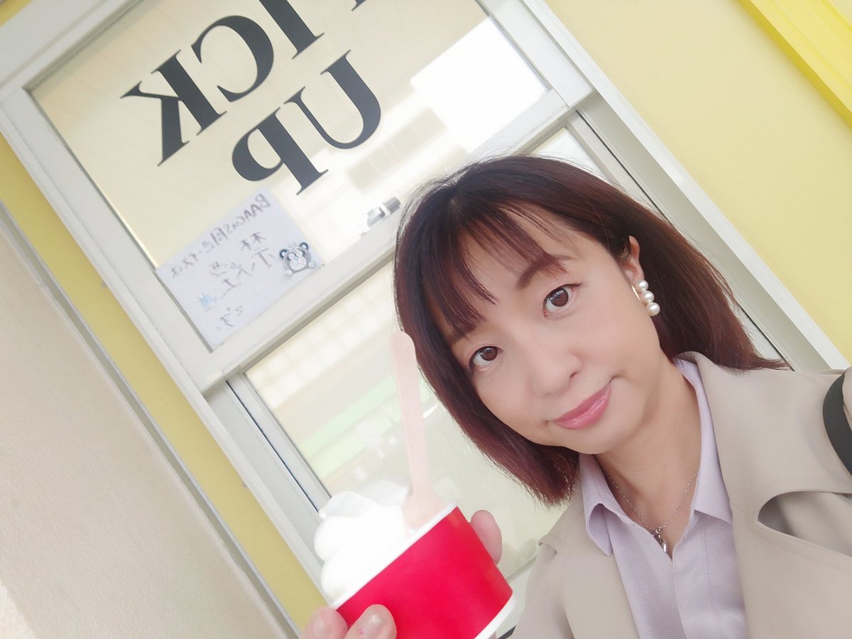 nodame145's tweet photo. 今朝は強風のためバスでなく電車でラジオ局入り。早起きで眠かったせいか無性に甘いものを体が欲して帰りに
#BAACUS のソフトクリーム🍦
かわゆい店員藍ちゃんは今日も笑顔で迎えてくれた❤️いつも写真撮らせてくれてありがと🙇‍♀️
やはり美味しかったー。ソフトクリームこの夏で販売終了らしい、寂しい！ https://t.co/SmlyT5Yu2G
