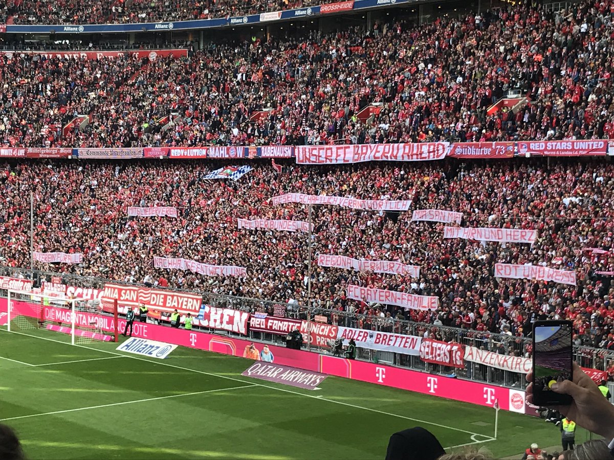 So wünscht sich die #Südkurve ihren ⁦<a href="/FCBayern/">FC Bayern München</a>⁩ „Regional verwurzelt, mit Hirn und Herz, FCB-Familie, nachhaltige Entwicklung, Mitgliederverein, Verein für alle, rot und weiß“ #FCBBSC ⁦<a href="/SID_Sportnews/">SID</a>⁩