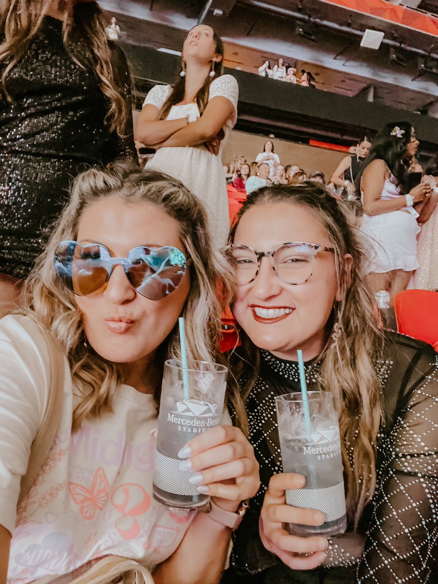 msbgladden's tweet photo. BEST NIGHT EVER 🙌🏼🫶🏻🤍😍

#erastour #erastouratlanta #AtlantaTSTheErasTour #TaylorSwift #TaylorNation https://t.co/5TwGTBLlCt