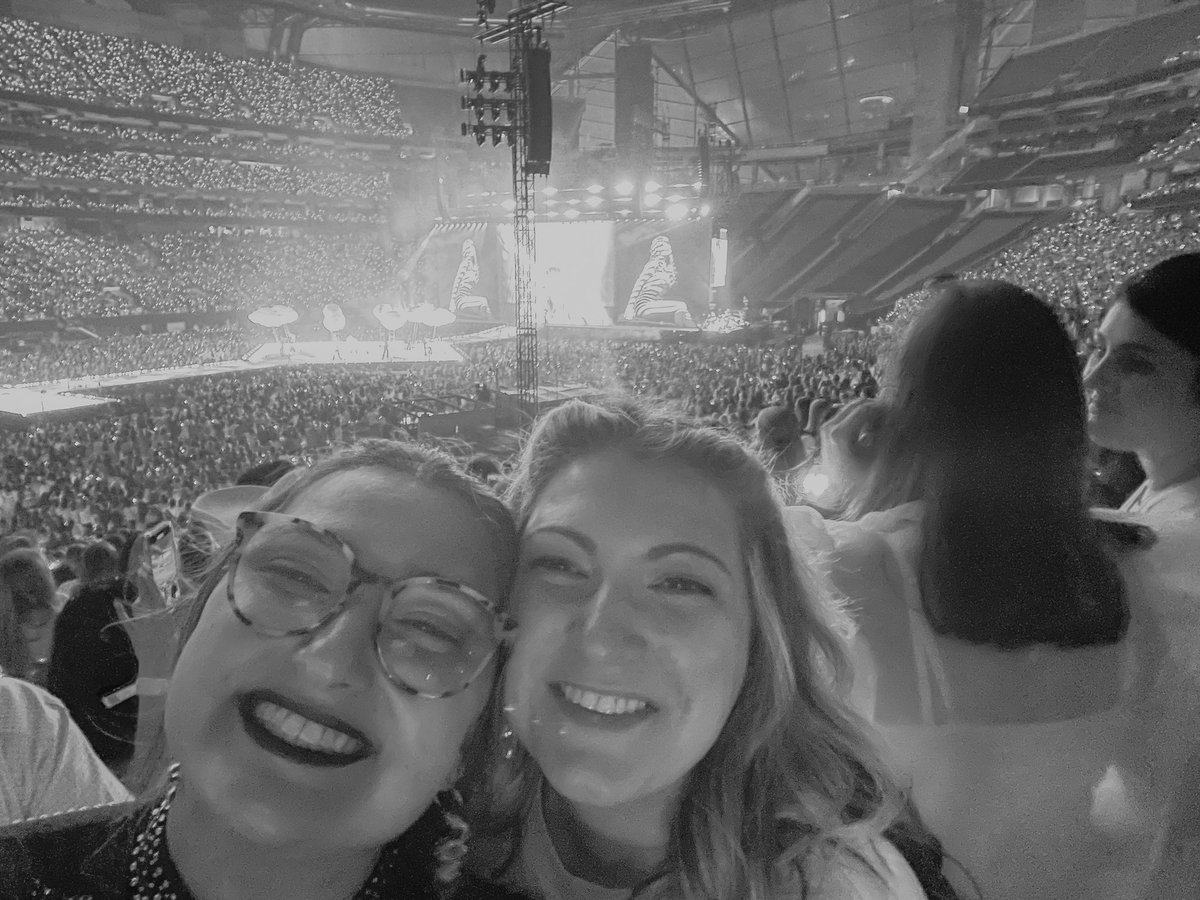 msbgladden's tweet photo. BEST NIGHT EVER 🙌🏼🫶🏻🤍😍

#erastour #erastouratlanta #AtlantaTSTheErasTour #TaylorSwift #TaylorNation https://t.co/5TwGTBLlCt