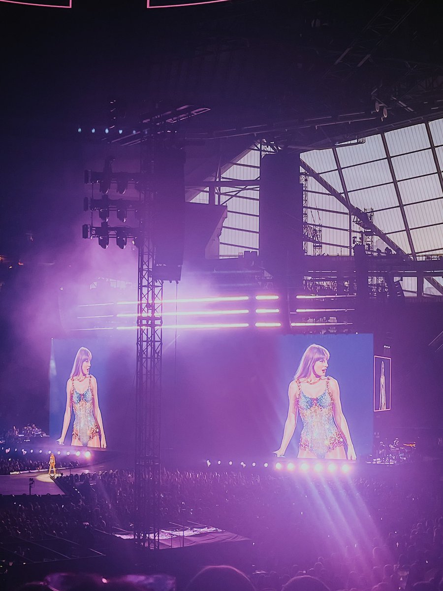 msbgladden's tweet photo. BEST NIGHT EVER 🙌🏼🫶🏻🤍😍

#erastour #erastouratlanta #AtlantaTSTheErasTour #TaylorSwift #TaylorNation https://t.co/5TwGTBLlCt