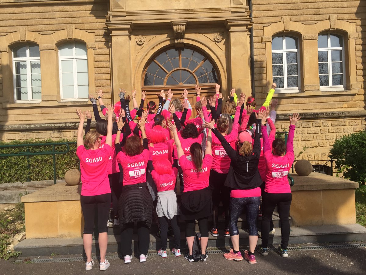 PrefetZoneEst's tweet photo. 🎀La 10ème édition de #LaMessine se déroulait ce matin dans le centre ville de #Metz.
Une course solidaire contre le cancer du sein.
Bravo aux 40 participantes du SGAMI Est qui ont couru pour la bonne cause 👏 ! https://t.co/AIqI1vvUzb
