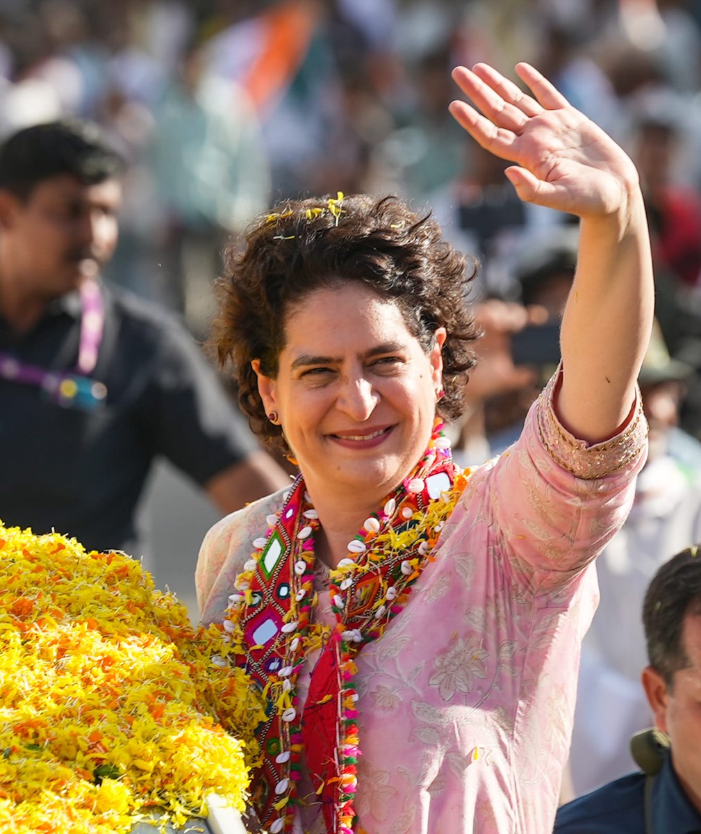 INCIndia's tweet photo. Congress Gen. Sec. Smt. @PriyankaGandhi ji's massive road show in Kudachi witnessed an overwhelming response as people from all walks of life thronged the streets to show their support.

The sea of enthusiastic supporters, waving flags and chanting slogans was a testament to the widespread appeal of her message & the hope she has instilled in the hearts of Kannadigas. 

📍 Kudachi, Karnataka