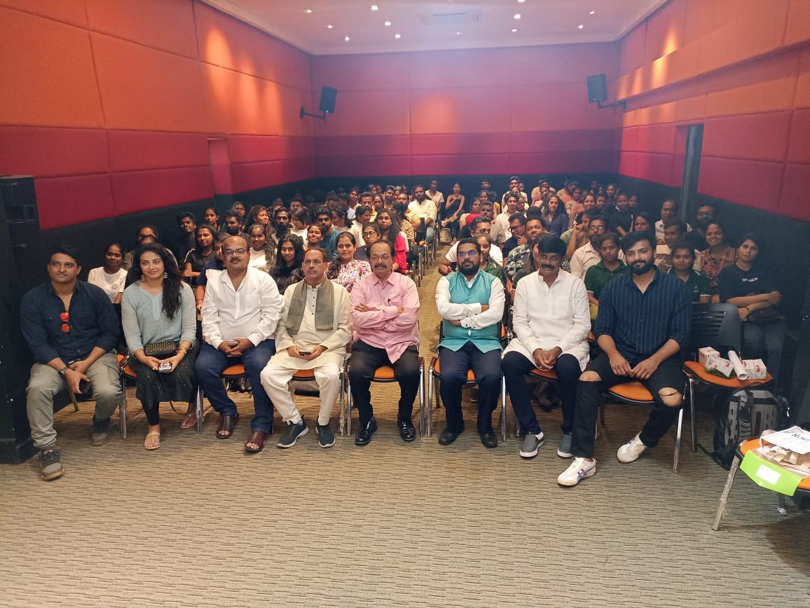 NomadChandru's tweet photo. Awesome memories with #Srilankan friends & students on film making workshop in #Colmbo. https://t.co/H4HMnv0Bmv