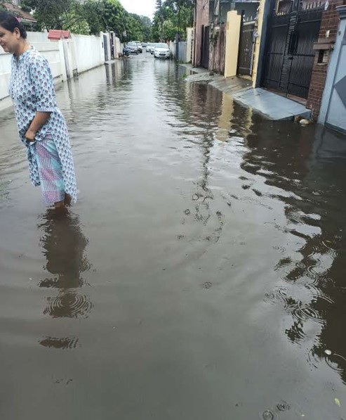 shaileshaswal's tweet photo. Condition of our street during rains on 30 April 2023, flooded with water, due to lack of any draiange system in the Smart City Dehradun, @smartcityddun https://t.co/fsPFh48Y49