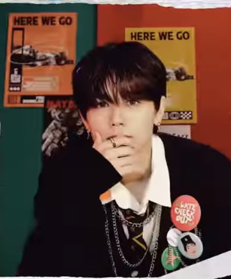 Char_Az_nable's tweet image. マッキーの缶バッジスタイリングめちゃ可愛いーーーっておもったらカーディガンの付属品なのね。

#INI_DROPThat  #藤牧京介　#latecheckout