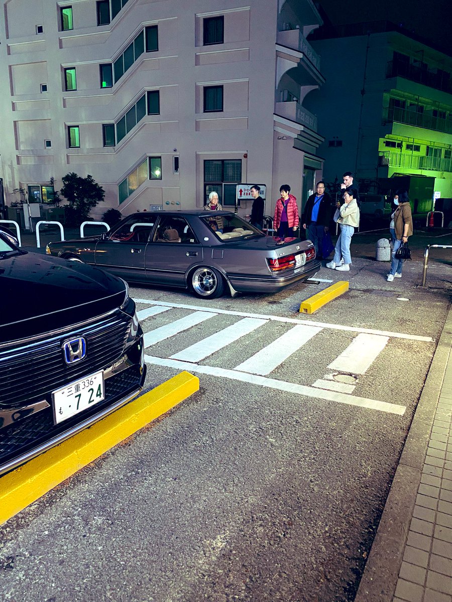 kentayade8's tweet photo. 車見てるーって思って写真撮ったらリアガラスに変なの映ってんけどこれはな���ですか？どっかのレディーの生き霊か🤔 https://t.co/JgBKBLgnqG