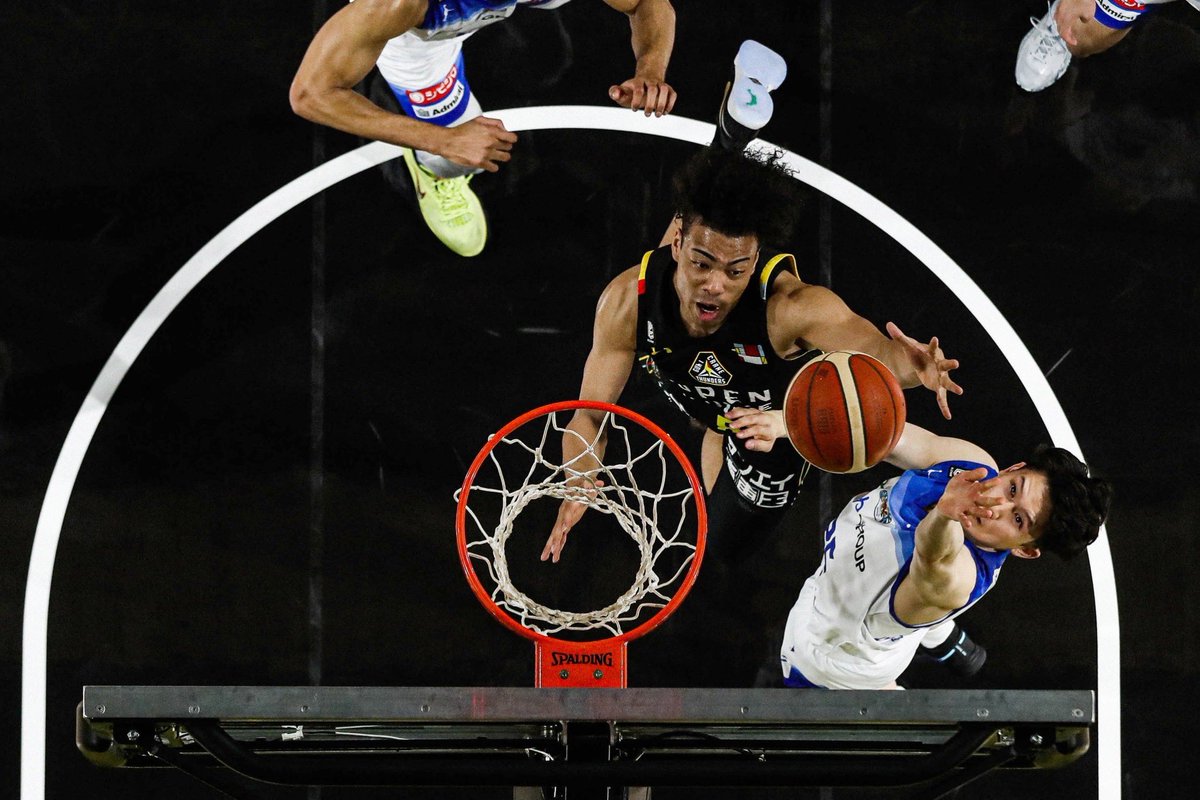 gunmacrane3ders's tweet photo. 本日の #広報チャレンジ📸

#Bリーグ 初⁉️ビジョンの中からTip Offの瞬間を🏀✨

#オプアリ でしか撮れない写真をお届け🤳

#群馬クレインサンダーズ #ONE
#カメラマンさんの頑張り
#広報Yは高所恐怖症で無理でした https://t.co/TXCFuDtKum