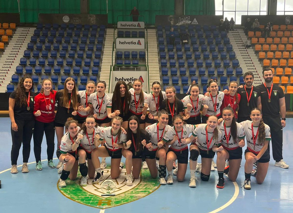 BMAnaitaBase's tweet photo. 🏆 𝐂𝐀𝐌𝐏𝐄𝐎𝐍𝐀𝐒 𝐃𝐄 𝐍𝐀𝐕𝐀𝐑𝐑𝐀

El Cadete Femenino A vence al @bmmalkaitzeskub por 39-17 y se lleva la Final Four.

🤍 ¡Increíble, chicas! https://t.co/zotIQs421R