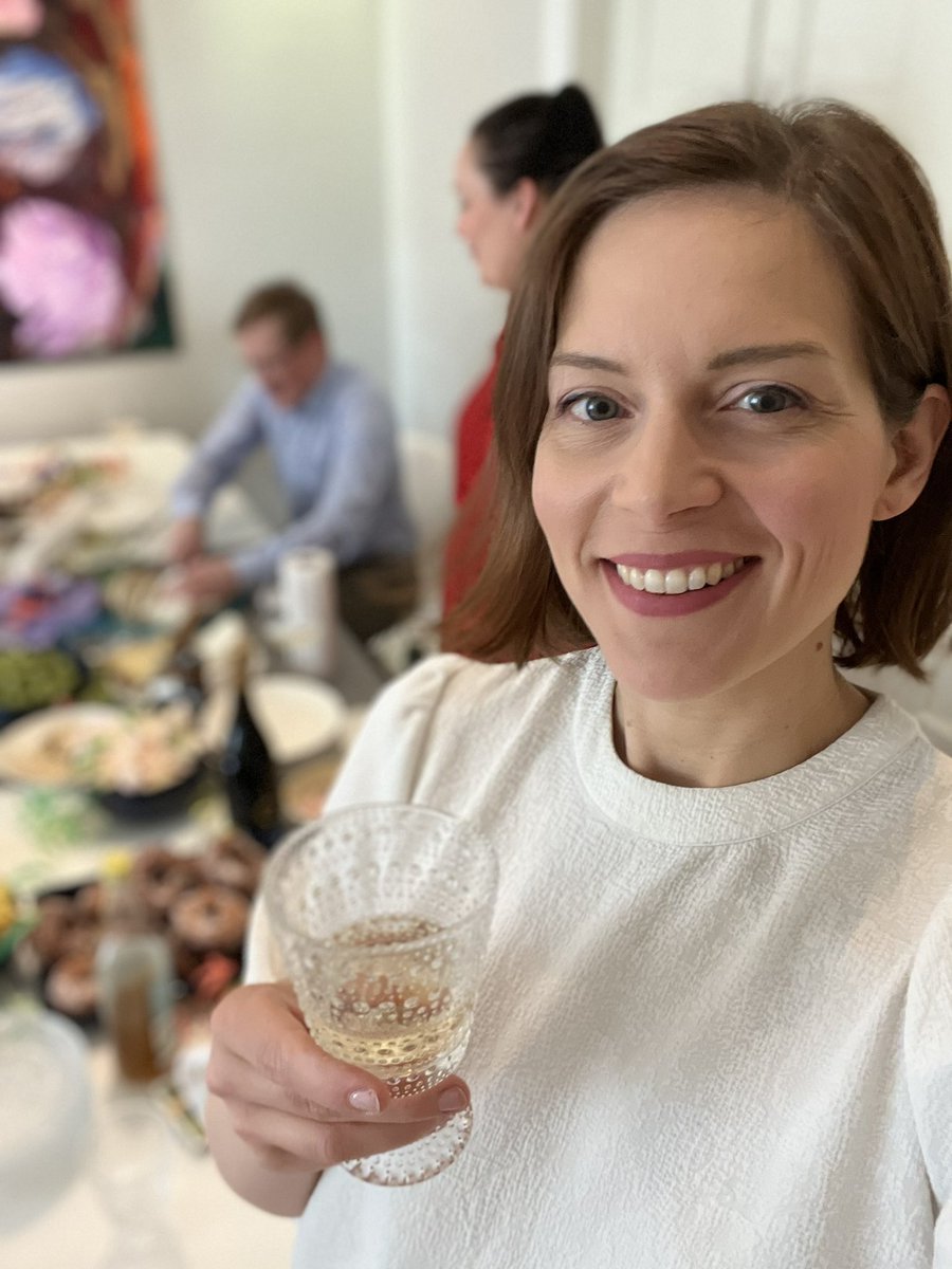 mariholopainen's tweet photo. Hauskaa vappua ystävät! Glada vappen! 🥳
#vappu #vappen https://t.co/Ibnf9EfpDt