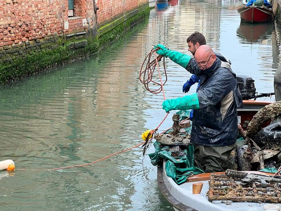 SimonVenturini's tweet photo. Ultima immersione della stagione per i #gondolierisub! 

Stamattina i sommozzatori si sono immersi nel Rio di San Marcuola, nel Rio de la Misericordia e nel Rio di San Girolamo recuperando 1200 chili di rifiuti. 

Appuntamento al @SaloneVenezia per loro dimostrazioni e immersioni https://t.co/FxQLnJuhD5