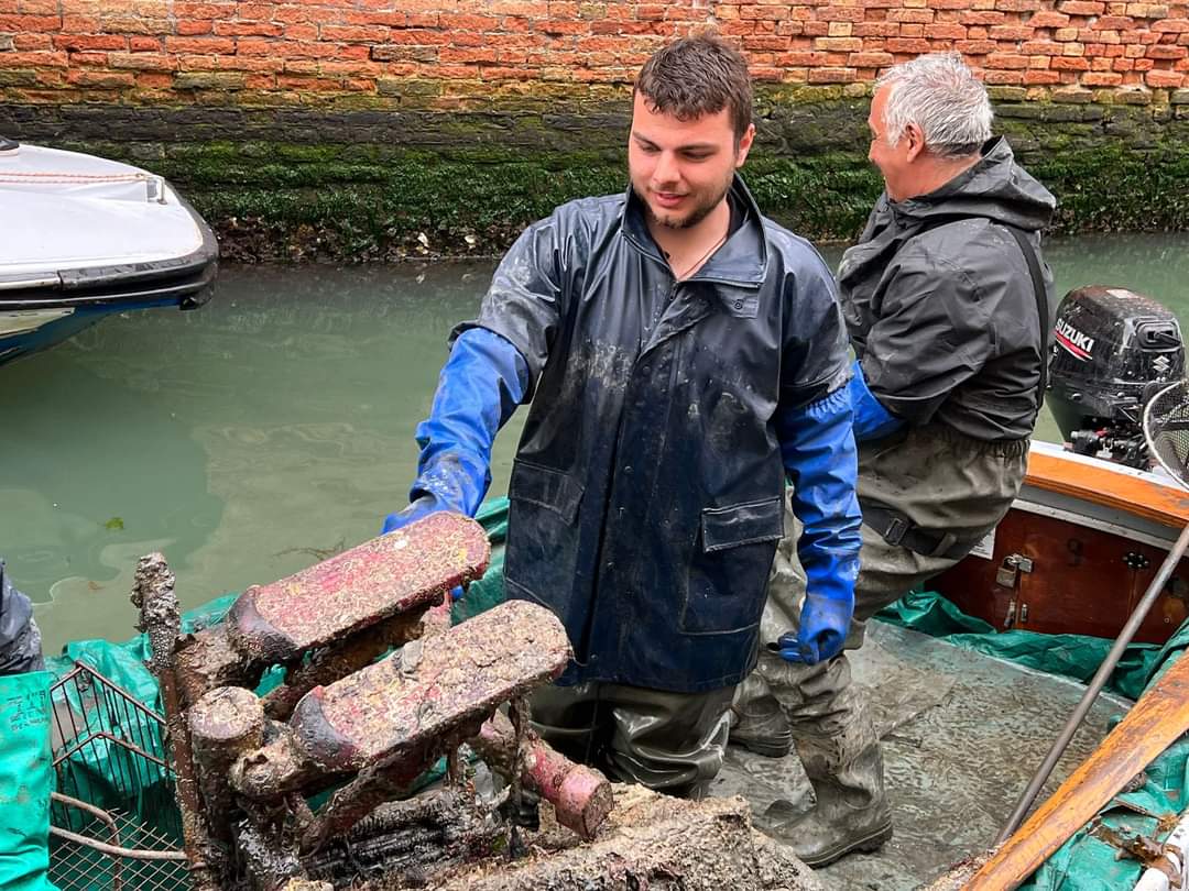 SimonVenturini's tweet photo. Ultima immersione della stagione per i #gondolierisub! 

Stamattina i sommozzatori si sono immersi nel Rio di San Marcuola, nel Rio de la Misericordia e nel Rio di San Girolamo recuperando 1200 chili di rifiuti. 

Appuntamento al @SaloneVenezia per loro dimostrazioni e immersioni https://t.co/FxQLnJuhD5