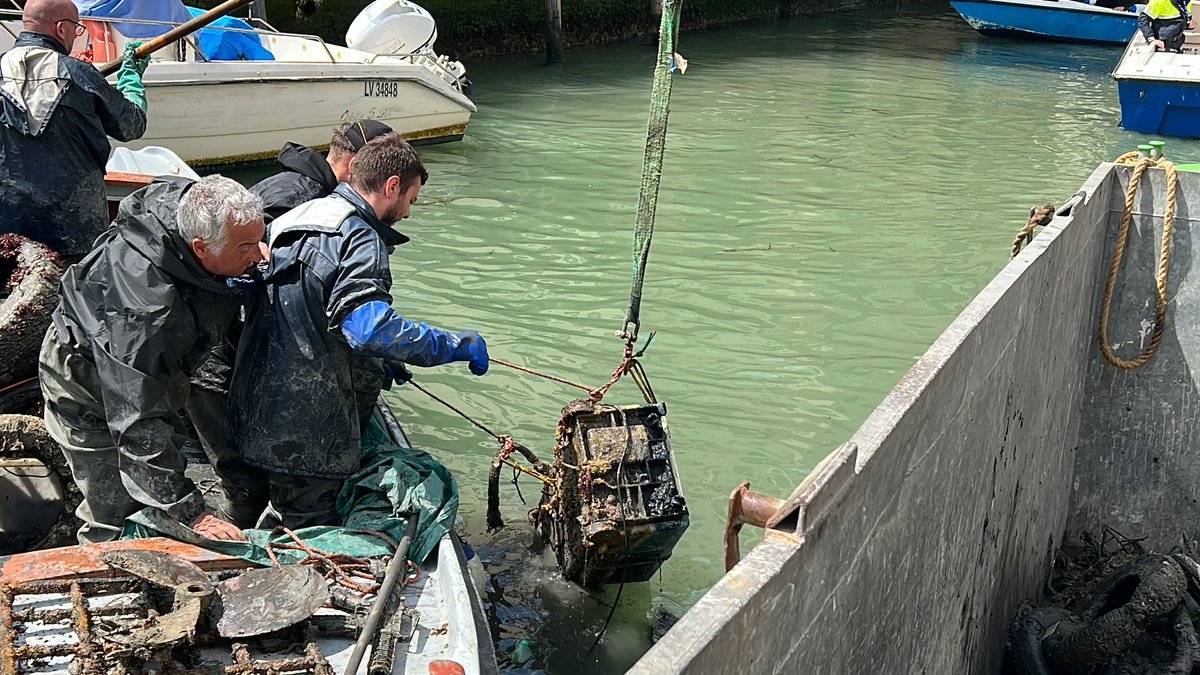 SimonVenturini's tweet photo. Ultima immersione della stagione per i #gondolierisub! 

Stamattina i sommozzatori si sono immersi nel Rio di San Marcuola, nel Rio de la Misericordia e nel Rio di San Girolamo recuperando 1200 chili di rifiuti. 

Appuntamento al @SaloneVenezia per loro dimostrazioni e immersioni https://t.co/FxQLnJuhD5