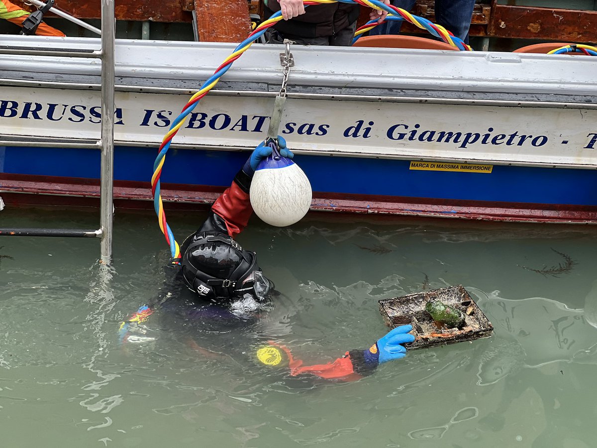 SimonVenturini's tweet photo. Ultima immersione della stagione per i #gondolierisub! 

Stamattina i sommozzatori si sono immersi nel Rio di San Marcuola, nel Rio de la Misericordia e nel Rio di San Girolamo recuperando 1200 chili di rifiuti. 

Appuntamento al @SaloneVenezia per loro dimostrazioni e immersioni https://t.co/FxQLnJuhD5