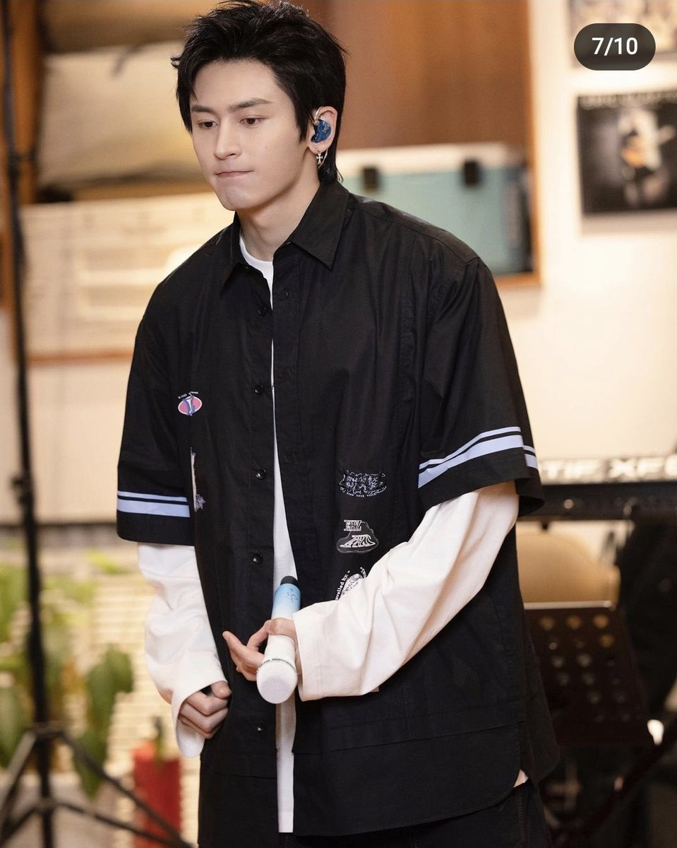 Anastas96309162's tweet photo. I liked this the most. he represents playing the guitar, so cute
#ZhangZhehan #zhangzhehanbankokconcert #Datara #张哲瀚 #张哲瀚2023泰国曼谷演唱会 https://t.co/1lnEG28phJ