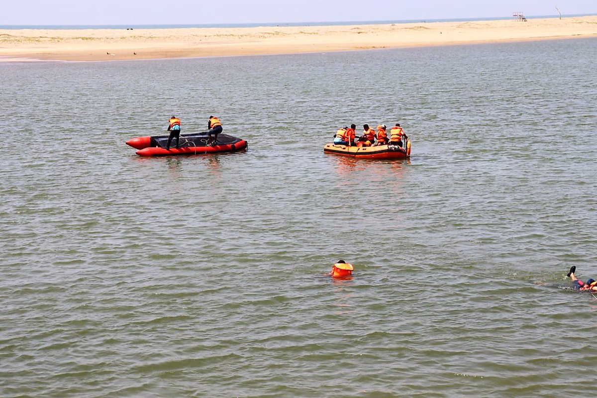 osdmaodisha's tweet photo. 31 trainees @OAS_officers gets an opportunity to watch the #AquaticDisaster #MockDrill and Water Survival skill at Ramchandi, Puri by the #ODRAF team today. The mock drill was scenarios based on capsize of a country boat and survival skill was station based involving 4 stations.
#CapacityBuilding #DisasterManagement