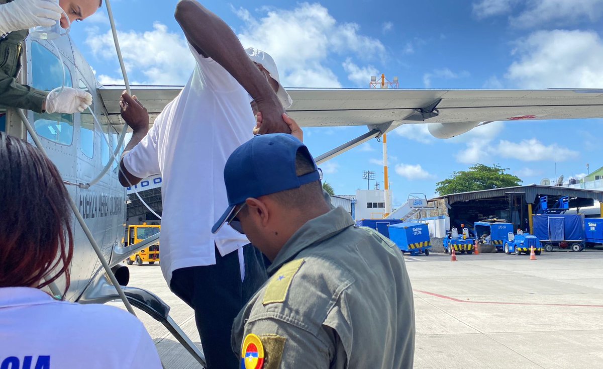 FuerzaAereaCol's tweet photo. Misión de traslado aeromédico en el archipiélago, benefició a adulto mayor quien requería de atención médica especializada por complicaciones en su salud
Ver más ➡️ https://t.co/J72Ui7Ss34
#MiFuerzaAérea🇨🇴 #AdAstra🚀#GACAR #HechosConAmor #SiempreATuLado https://t.co/LcMaDOdk38