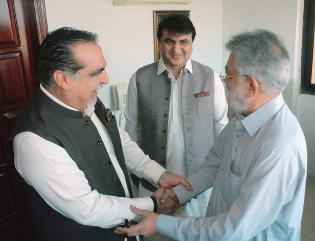 PmlfShahidMalik's tweet photo. پير سائين سردار پير پاڳارا ۽ سائين صدرالدين شاھ راشدي  جو تمام ويجھو۔ جنهن شخص جي ڪم جي مخالف بہ تعريف ڪن، ان شخص جو نالو سيد شفقت علي شاھ آهي 
محب وطن، ايتري وڏي شخصيت 14 اپريل کان لاپتہ آهي آخر سيد  کي زمين کائي وئي يا آسمان ڳهئي ويو https://t.co/bFnkI4OgED