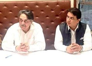 PmlfShahidMalik's tweet photo. پير سائين سردار پير پاڳارا ۽ سائين صدرالدين شاھ راشدي  جو تمام ويجھو۔ جنهن شخص جي ڪم جي مخالف بہ تعريف ڪن، ان شخص جو نالو سيد شفقت علي شاھ آهي 
محب وطن، ايتري وڏي شخصيت 14 اپريل کان لاپتہ آهي آخر سيد  کي زمين کائي وئي يا آسمان ڳهئي ويو https://t.co/bFnkI4OgED