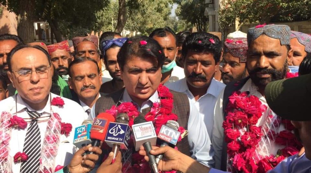 PmlfShahidMalik's tweet photo. پير سائين سردار پير پاڳارا ۽ سائين صدرالدين شاھ راشدي  جو تمام ويجھو۔ جنهن شخص جي ڪم جي مخالف بہ تعريف ڪن، ان شخص جو نالو سيد شفقت علي شاھ آهي 
محب وطن، ايتري وڏي شخصيت 14 اپريل کان لاپتہ آهي آخر سيد  کي زمين کائي وئي يا آسمان ڳهئي ويو https://t.co/bFnkI4OgED