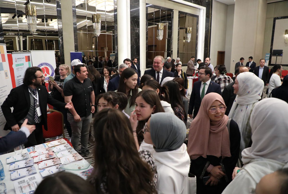 TMaarifVakfi's tweet photo. Maarif Agency Türk Üniversiteleri’ni tanıtmak üzere Kırgızistan’ın başkenti Bişkek’te.🇹🇷🇰🇬

Bişkek Büyükelçimiz Ahmet Sadık Doğan ve Yönetim Kurulu Üyemiz Prof.Dr. @_MehmetOzkan, @MaarifAgency tarafından organize edilen 2. Türk Üniversiteleri Eğitim Fuarının açılışını gerçekleştirdi.
 
@tcbiskekbe