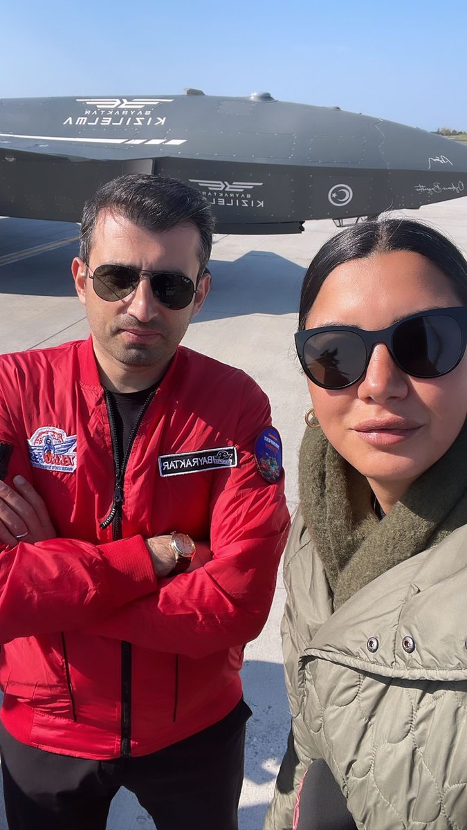 Fullyaozturk's tweet photo. Anlık.
📍Atatürk Havalimanı 
✈️ Solo Türk ve Kızılelma kol uçuşu yaptı. O Anlara tanıklık ettik 

@selcuk hatıra fotoğrafımız

#TEKNOFEST2023 https://t.co/JjPbmoUdiT