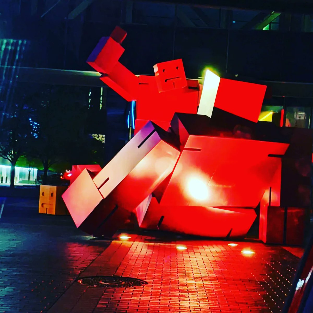 Went on a night drive yesterday. I love the blend of old and new architecture and the interesting sights peppered throughout the city. Never saw those battling robots before 🤖 I love this city! #chicago