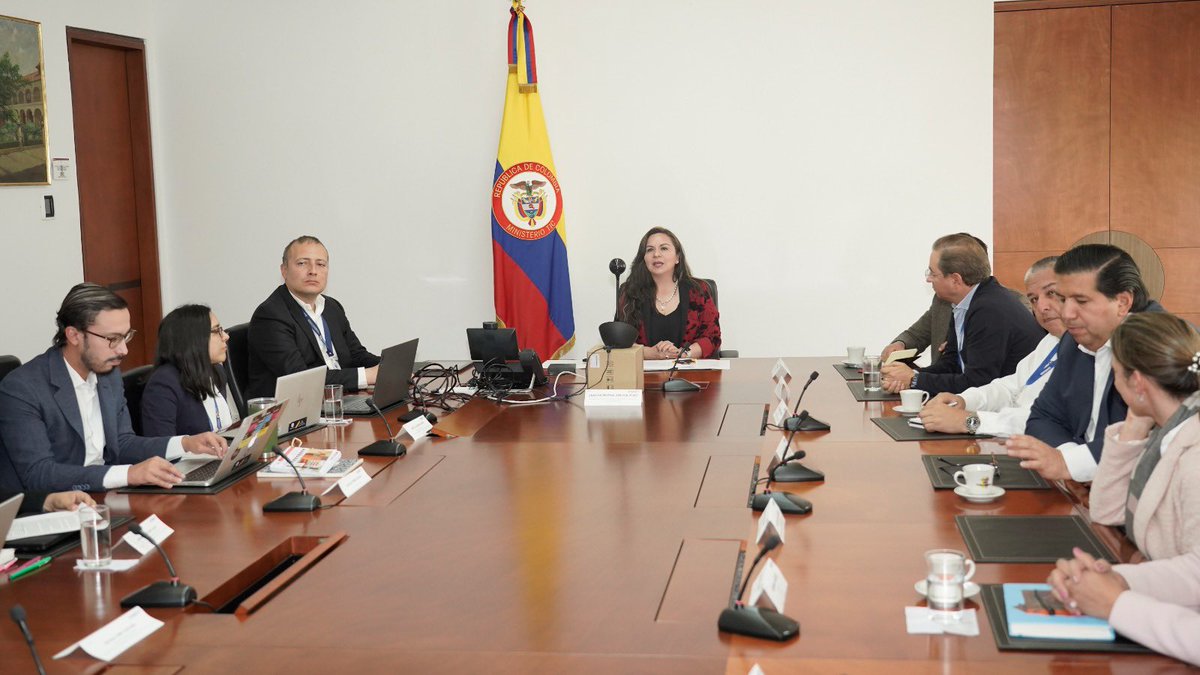 SergioValdesB's tweet photo. Mi reconocimiento a la dedicación y entrega por #Colombia🇨🇴 de @SandramUrrutia.

El conocimiento técnico del sector #TIC y el compromiso por conectar al 85% del país, describen su labor en el @Ministerio_TIC.

¡Mis mejores deseos en los proyectos por venir! https://t.co/pJHTbPYHor