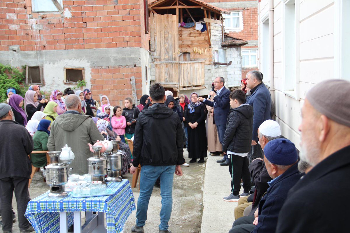 AvOrhanKIRCALI's tweet photo. 📍Vezirköprü / Sarıalan Mahallesi
                               Aksakal Sokak

Yüz yüze, gönül gönüle değerli hemşehrilerimizle bir ve beraberiz…

Bizleri samimiyet ve muhabbetle karşılayan büyüklerimize, çocuklarımıza ve hanım kardeşlerimize teşekkür ediyorum.

#DoğrusuAKParti https://t.co/nuoHXYubCr