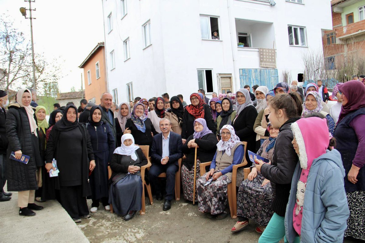 AvOrhanKIRCALI's tweet photo. 📍Vezirköprü / Sarıalan Mahallesi
                               Aksakal Sokak

Yüz yüze, gönül gönüle değerli hemşehrilerimizle bir ve beraberiz…

Bizleri samimiyet ve muhabbetle karşılayan büyüklerimize, çocuklarımıza ve hanım kardeşlerimize teşekkür ediyorum.

#DoğrusuAKParti https://t.co/nuoHXYubCr